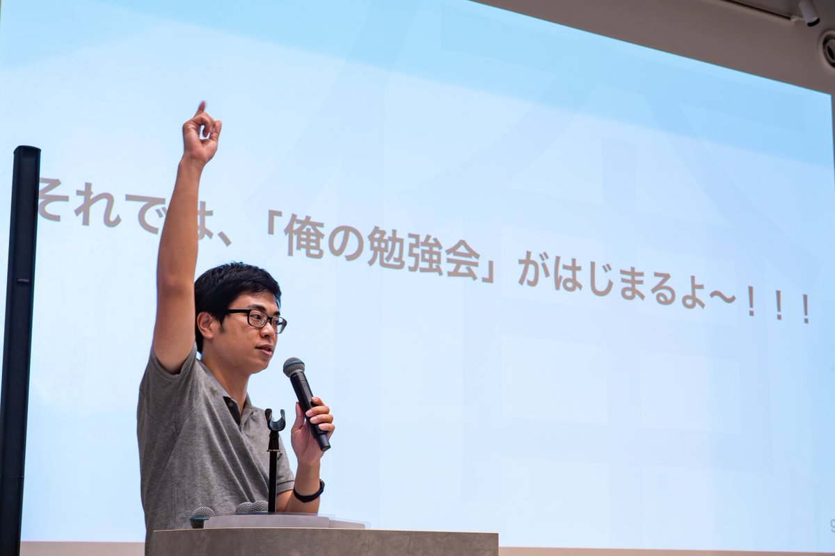 k_miura_io's tweet image. #orestudy のオープニングの1シーン
背景のスライド変えたらどっかのオークションやってる雰囲気になりそう