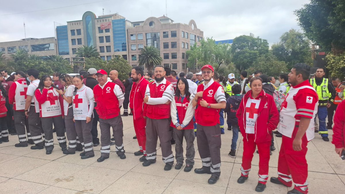19.09.25 En el marco de los 40 años del terremoto de 1985 y 8 años del 2017, se llevo a cabo una clase masiva de Primeros Auxilios y RCP masivo, participando 5 voluntarios de la <a href="/CrmVol/">Voluntarios en Accion</a> en Monumento a la Revolución. <a href="/CICR_DRMX/">CICR México y América Central</a> <a href="/IFRC_es/">IFRC Americas</a>