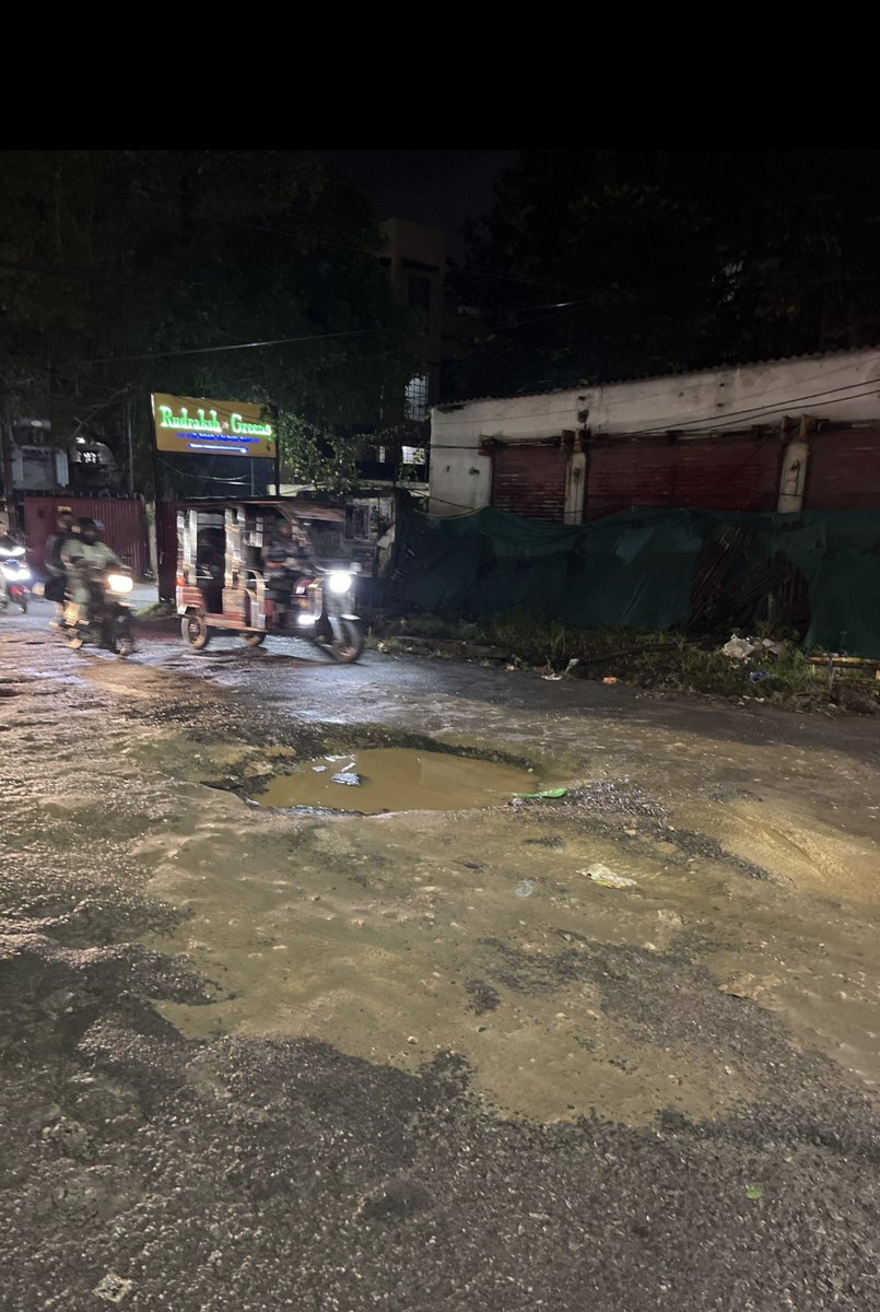 कथनी और करनी में फर्क तो देखिए साहब…
दुर्गा पूजा आने वाली है और लालपुर–कोकर रोड की हालत ऐसी है जैसे किसी ने जानबूझकर जनता को परेशान करने का ठेका लिया हो।

<a href="/rmccommissioner/">Ranchi Municipal Corporation</a> - पथ निर्माण विभाग के अफसर और इंजीनियर साहब, कभी खुद गाड़ी से उतरकर चलिए इस सड़क पर - शर्म नहीं आती क्या?