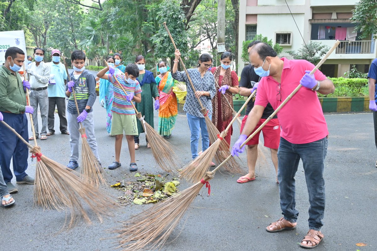 CSIR_NML's tweet image. CSIR-NML organized a cleaning drive at two residential complexes on September 20th and 21st as part of the Swachhta Hi Seva 2025 campaign. @CSIR_IND #SwachhataHiSeva2025