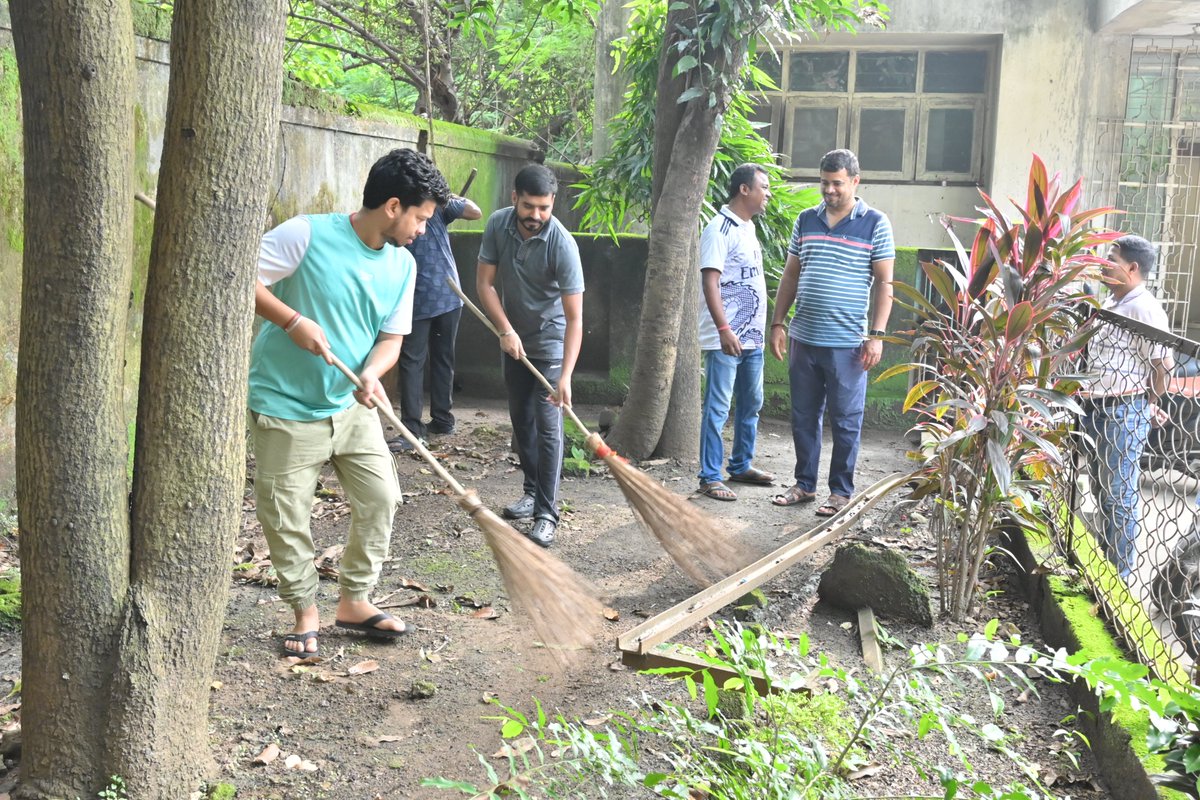 CSIR_NML's tweet image. CSIR-NML organized a cleaning drive at two residential complexes on September 20th and 21st as part of the Swachhta Hi Seva 2025 campaign. @CSIR_IND #SwachhataHiSeva2025