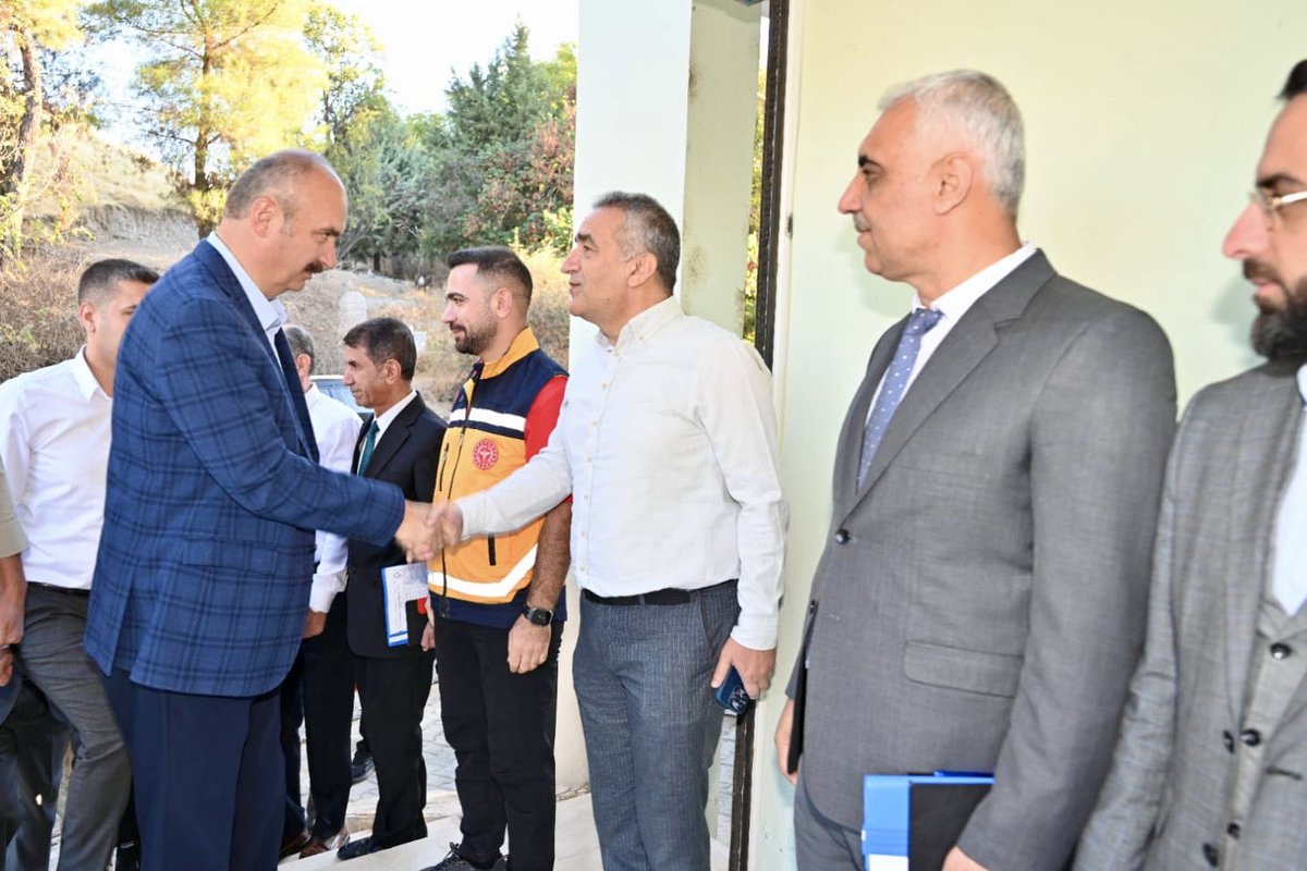 batmanvaliligi's tweet photo. Valimiz Ekrem Canalp’ten Kozluk Köylerine İkinci Tur Ziyaret

📍Kozluk / Dövecik Köyü 

Valimiz Ekrem Canalp, bugün sabah saat 07.00 itibarıyla  Kozluk ilçemize bağlı köylere gerçekleştireceği ikinci tur ziyaretlerine Dövecik Köyü’nden başladı.

Ziyaret sırasında Valimize; Kozluk Kaymakamı Ümit Fırat Böçkün, İl Jandarma Komutanı J. Kd. Alb. Ekrem Doğan, İl Özel İdaresi Genel Sekreteri Abdulkadir Özer, Kozluk Belediye Başkanı Veysi Işık ve ilgili kamu kurumlarının yetkilileri eşlik etti.

Program kapsamında, köylerimize yapılan yatırımların son durumu yerinde incelendi. Aynı zamanda köy sakinlerinin ihtiyaç ve talepleri dinleyerek, sorunların çözümüne yönelik istişarelerde bulundu.
@canalpekrem 
@KozlukKaymakam