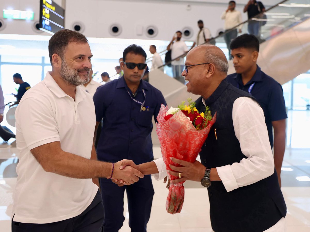 IYCBihar's tweet photo. पटना एयरपोर्ट पर नेता प्रतिपक्ष श्री @RahulGandhi जी का कांग्रेस के वरिष्ठ नेताओं और कार्यकर्ताओं ने गर्मजोशी से स्वागत किया।

आज वे पटना में आयोजित कांग्रेस कार्यसमिति की विस्तारित बैठक में शामिल होंगे और ‘अतिपिछड़ा न्याय संकल्प’ कार्यक्रम की शुरुआत करेंगे।

📍 बिहार https://t.co/GQeIpvz72E