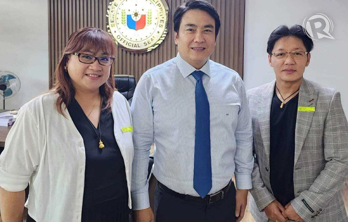 rapplerdotcom's tweet photo. This photo obtained by Rappler shows former senator Bong Revilla with contractors Curlee and Sarah Discaya. Note the Senate seal in the background and the Senate visitor tags on the Discayas' clothes. Rappler's source says the photo was likely taken in 2023 at Revilla's office. Revilla sought reelection in the 2025 midterm polls but failed to win a seat.

Revilla headed the Senate committee on public works in the 19th Congress. On Tuesday, September 23, he was tagged by dismissed DPWH Bulacan engineer Henry Alcantara as among high-ranking officials who received kickbacks from flood control projects.

For more updates, visit the Philippine Politics chat room in the Rappler app.

https://t.co/TPdF4QGY4K
