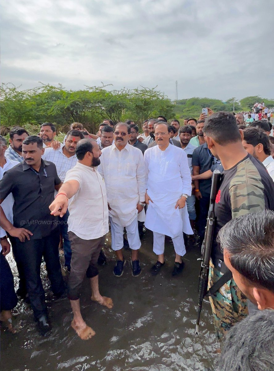 AjitPawarSpeaks's tweet photo. आज संगोबा येथे बांधावर जाऊन पूरपरिस्थितीची पाहणी केली. शेतकऱ्यांशी संवाद साधत त्यांच्या अडचणी जाणून घेतल्या, नुकसान झालेल्या शेतपिकांचा आढावा घेतला. पिकांचं जे नुकसान झालेलं आहे, त्यांचे तातडीनं पंचनामे करून त्वरित मदत पोहोचवावी, अशा सूचना संबंधित प्रशासकीय अधिकाऱ्यांना केल्या.

📍करमाळा, सोलापूर