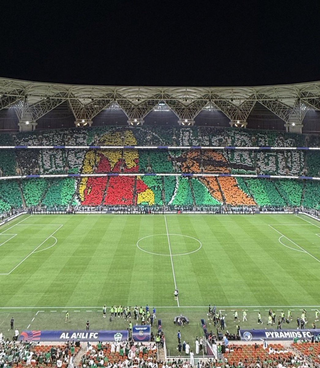 LEVAOS9's tweet image. دامنا بمرحلة القصف العشوائي التيفو يرمز الى انتهاء مهمة تلوين نصف العالم 
بعدين تقولون كيف اللعيبة استهانوا بالمباراة