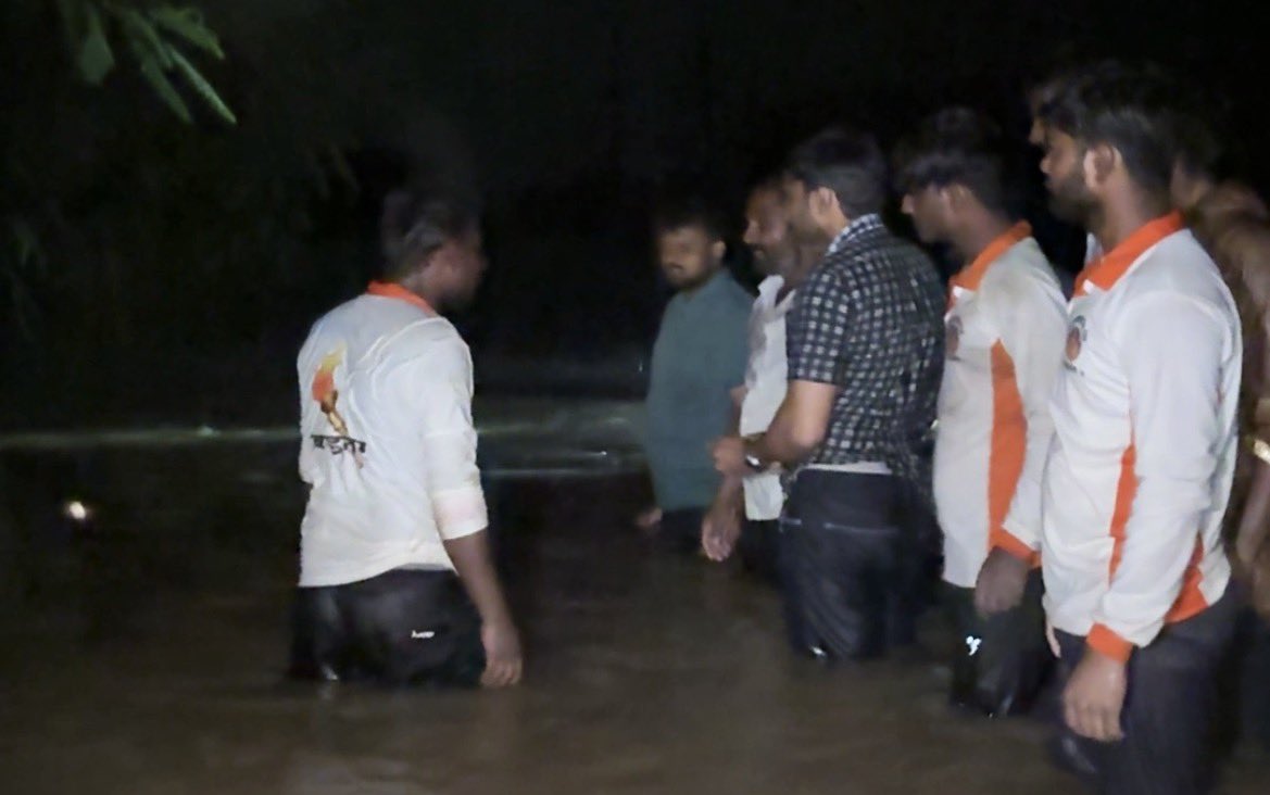 musale_pradeep's tweet image. ४० पैशांसाठी ओमराजेंवर टीका करणाऱ्याच्या वडिलांनी दादांना कॉल केला होता म्हणे.
तुमच्यावर टीका करणारी नीच अन् नालायक औलाद जन्माला घातल्याबद्दल त्यांनी दिलगिरी व्यक्त केली.
दादांनी त्यांना आपुलकीने विचारपूस केली अन् लग्नाचं काय झालं म्हणून विचारलं.

#देवाभाऊ लक्ष ठेऊन आहेत
🤣🤣🤣