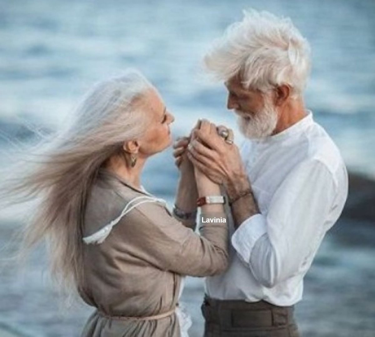 Yaşa be ,
Yaşa da öyle git ,gireceksen toprağa 
Yaş 70 'e gelse bile ,
Hayat daha bitmemiş ,sen mi biteceksin ?
Çekeceksen bile bayrağı,
Yaşadım ulan dibine kadar diyemiyecek misin ...? ✌️
    
                 Can Yücel