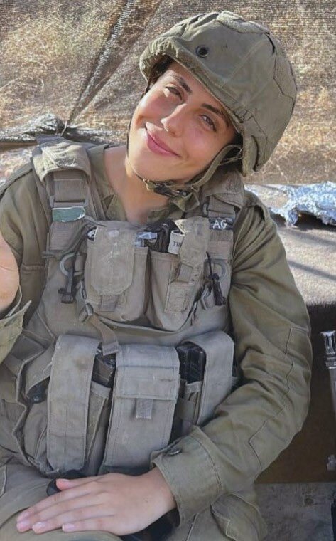 𝐇𝐞𝐫 𝐋𝐚𝐬𝐭 𝐖𝐨𝐫𝐝𝐬: “𝐃𝐨𝐧’𝐭 𝐰𝐨𝐫𝐫𝐲 𝐠𝐫𝐚𝐧𝐝𝐦𝐚, 𝐈’𝐦 𝐢𝐧 𝐚 𝐬𝐚𝐟𝐞 𝐩𝐥𝐚𝐜𝐞.”

This is Sergeant Adi Gruman, 19, who was slain by Hamas on 10/7 🎗️ 

Adi served at the Urim base on the morning of October 7th and was deployed with several other soldiers to a