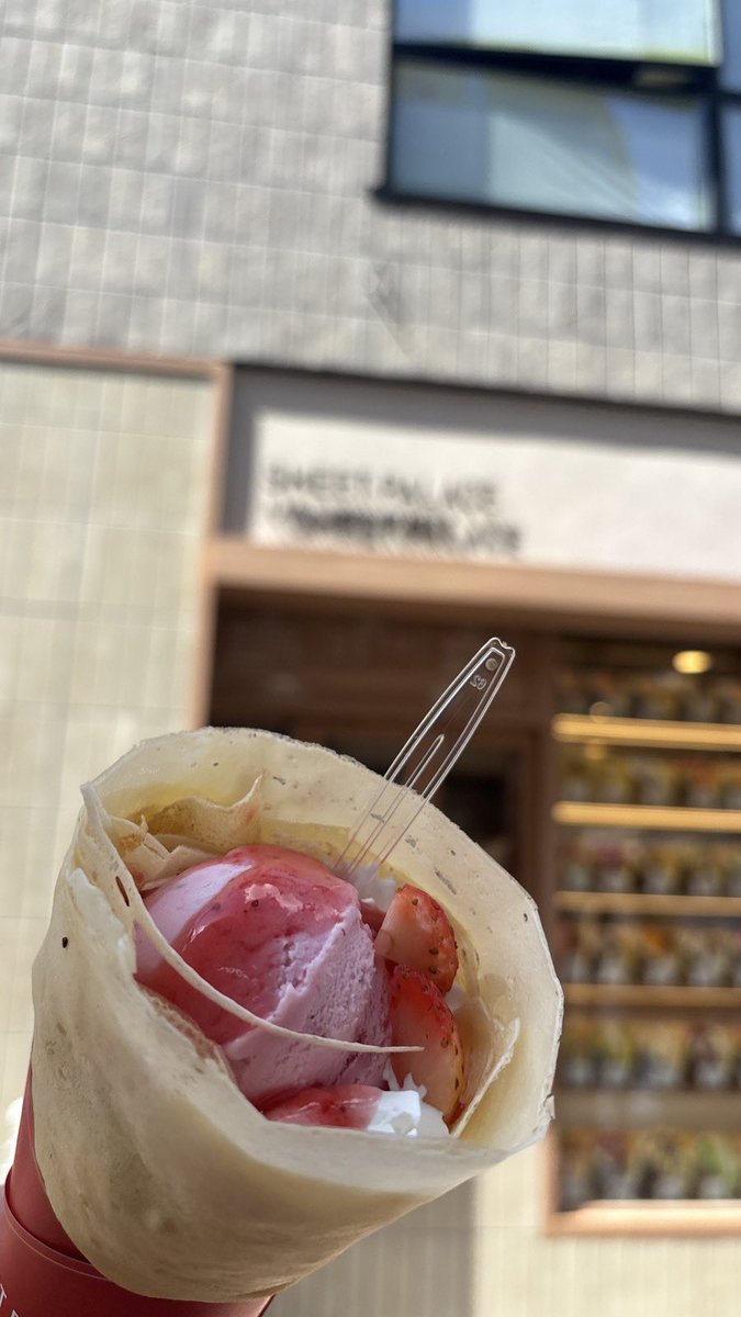 初めて竹下通りに行ったらネビュラだらけだったのでテンション上がってお散歩してきた。ポップアップここだったのね。知らなかった😂
今日初ご飯のクレープ。