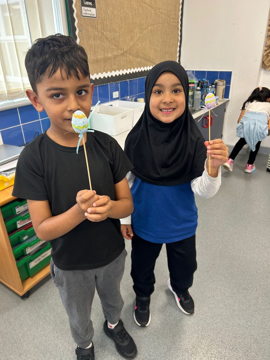 Rowlatts_TMET's tweet image. Last week, Year 2 explored the Easter story in RE and learned how Christians celebrate this special time. They wrapped up their learning with a fun Easter egg hunt and some beautifully decorated eggs! 🐣🎨🌸 #EasterLearning #Year2Fun @MrsRPatelRMPA @MissVarachhia_