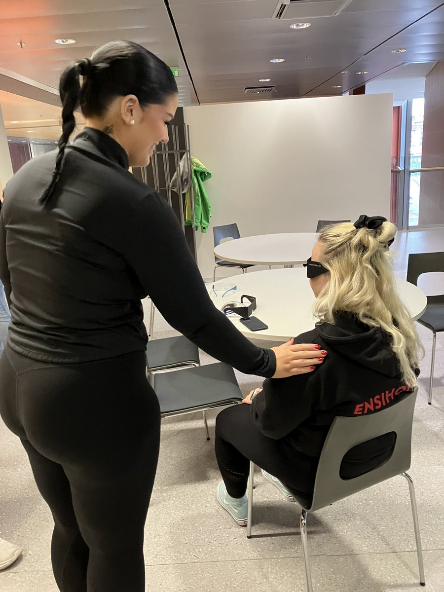 <a href="/TurkuAMK/">Turun ammattikorkeakoulu</a> ensihoitajaopiskelijoiden kanssa harjoiteltiin #kuurosokea ja #näkövammainen henkilön kohtaamista.

Tärkeintä oli simulaatiolasien kokeilu, keholle annettujen kosketusviestien eli haptiisien sekä kohtaamisen harjoittelu  yhdessä kokemustoimijoiden kanssa. <a href="/NKLry/">Näkövammaisten liitto</a>