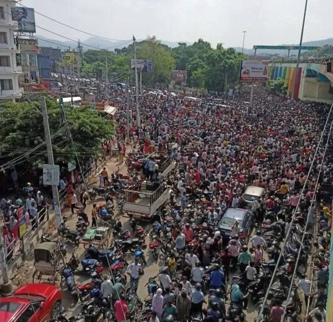 Countless stars have risen and faded, but never before had I seen such devotion for an artist as when Zubeen Garg left us.
His passing left the Northeast heartbroken, with Assam’s streets echoing with tears.
To #Assam, Zubeen was this century’s eternal icon.🙏
#ZubeenDaForever