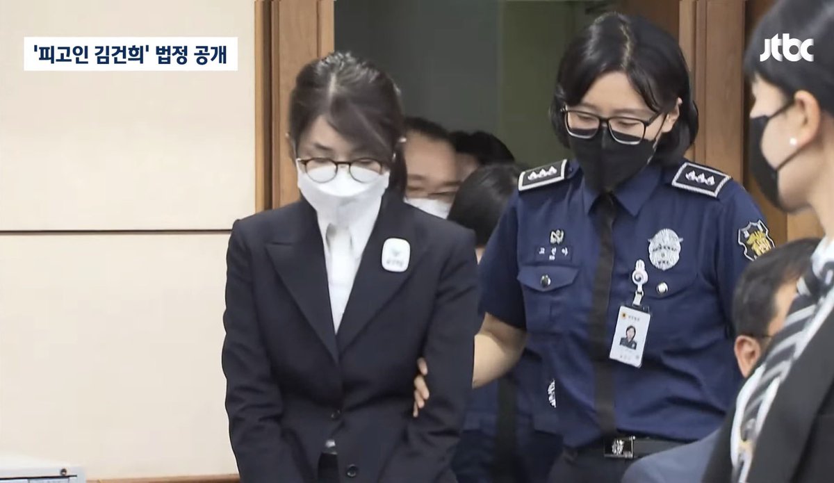 <특혜> 또 시작

구치소에 수감 중인 ‘4398’ 어떻게 정장을 입고 재판에 나왔나요?