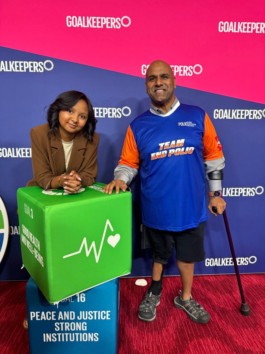 UNICEFMada's tweet image. Fy, 16, UNICEF Madagascar Youth Advocate, was honored as a #Goalkeeper by the @gatesfoundation! From viral videos to fighting polio, she uses her voice to inspire change and promote immunization. 💙 #VaccinesWork #UNGA
