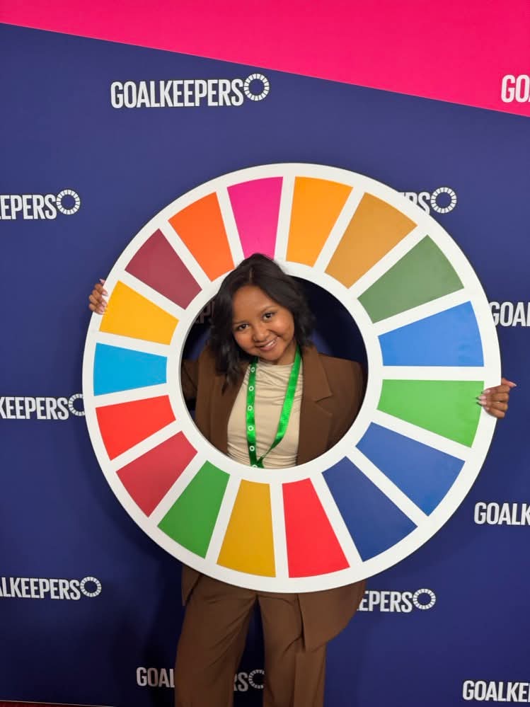 UNICEFMada's tweet image. Fy, 16, UNICEF Madagascar Youth Advocate, was honored as a #Goalkeeper by the @gatesfoundation! From viral videos to fighting polio, she uses her voice to inspire change and promote immunization. 💙 #VaccinesWork #UNGA