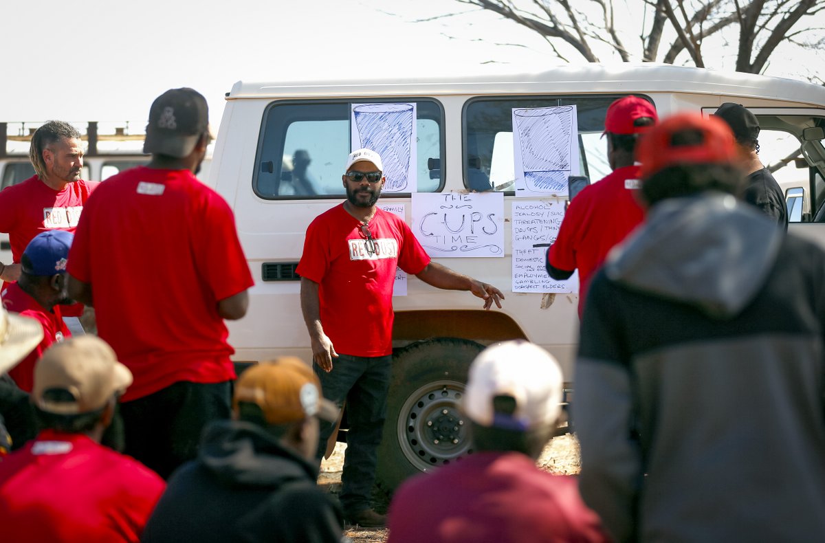 reddustoz's tweet image. Red Dust, Purple Houser and Pintupi Health celebrate their roots in Kintore (Walungurru)! How? With a weeklong concert! 🎶

Speeches were given, ceremony performed, meals shared, and memories revisited. 
Read more here reddust.org.au/blog-posts/wal…
