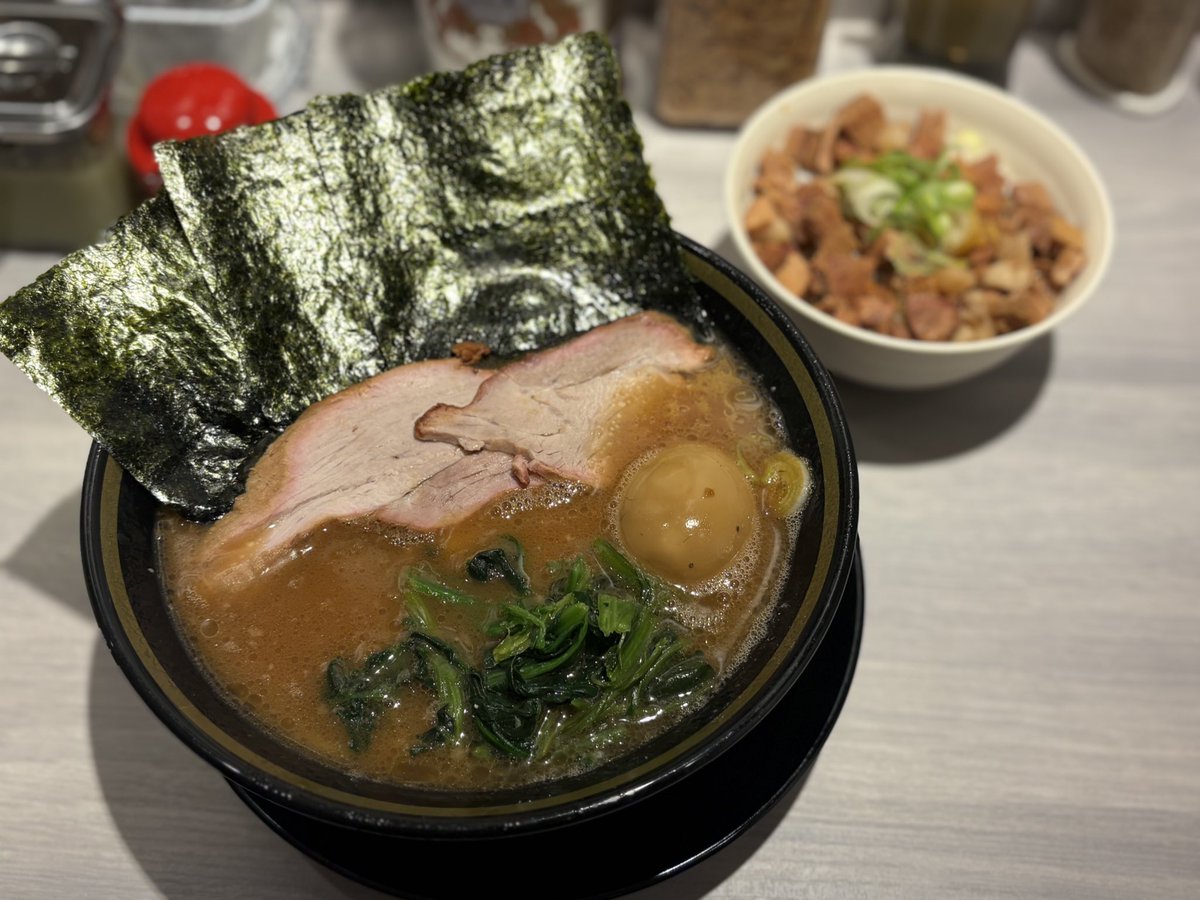 parukissimo's tweet image. 前から気になっていたスエディッシュマッサージとクラニオセイクラルを受けに行きしっかり解された後、今やTKファンの聖地と化している"てつ家"に行ってきました🍜
ずっと気になっててようやく行けた感半端ないですが、店内は噂通り華原朋美、globe、TRF、hitomiなどのTKソングのみが流れていました✨