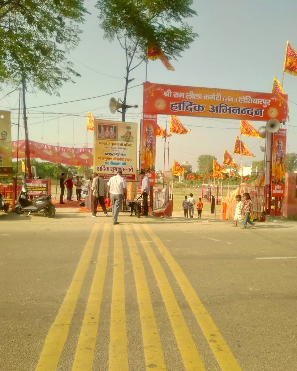 JalandharRange's tweet image. To ensure security in view of Dussehra 2025 celebrations, Hoshiarpur Police teams of Anti-Sabotage and Dog Squad are conducting intensive/thorough checks at Dussehra ground, Hoshiarpur.

#Dussehra2025 #SecurityMeasures #FestivalSafety