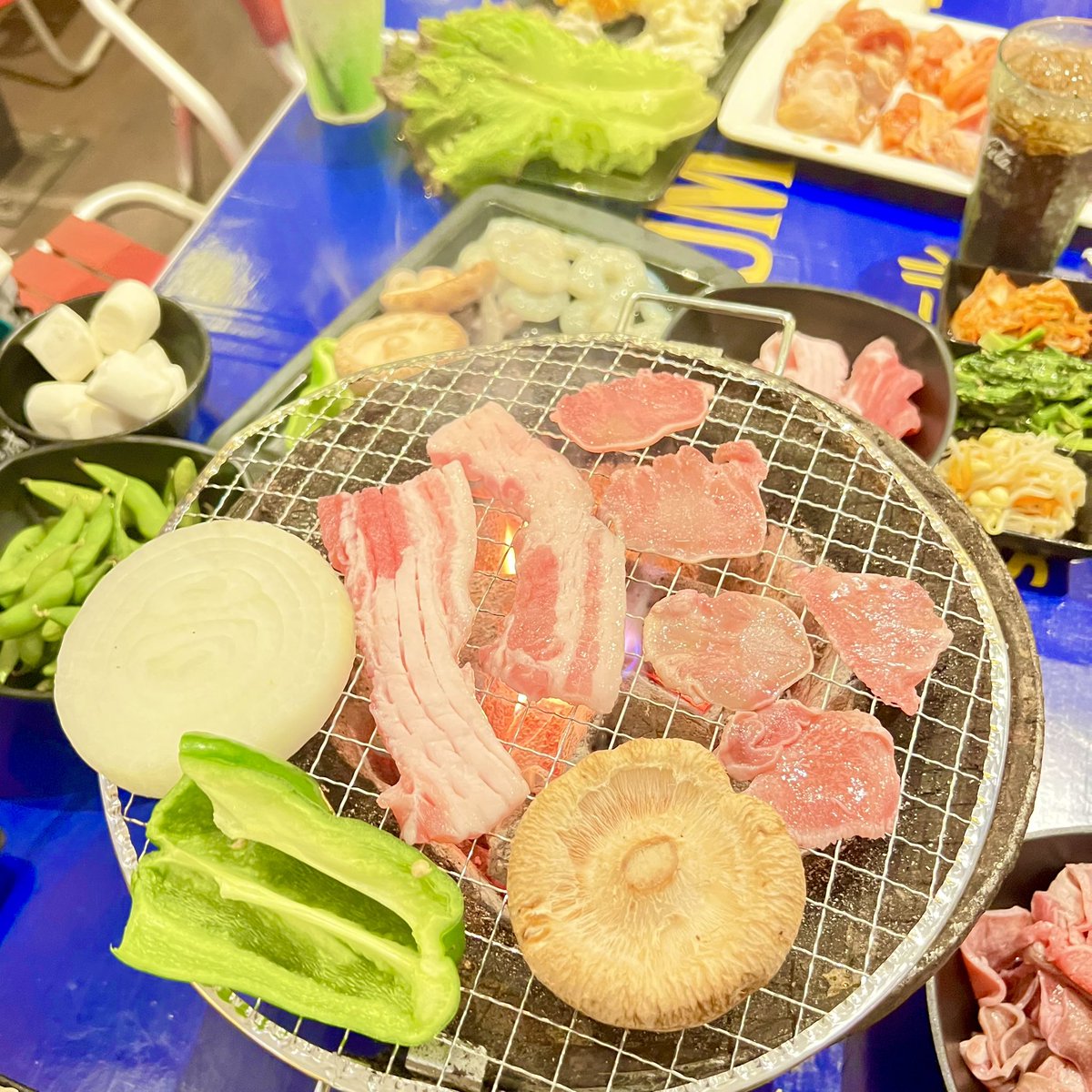 jimny_camper's tweet photo. 岐阜横丁ビルの屋上にあるビアガーデンへ行ってきました

席に炭の入った7輪が用意されているので
お肉、焼き野菜、エビ、イカなどを焼いていきます

ビアガーデンの雰囲気もよく 七輪で焼いて食べるスタイルも楽しいです
何となく昔ぽい感じが良いですね

PR
#グルメ
#ジムニー #ひとり旅 https://t.co/qY8AuQJSVG