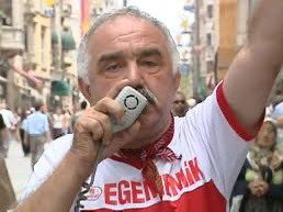 mkulunk's tweet photo. Hayırlı sabahlar.

BAŞIMIZ SAĞOLSUN.

Paranın,
makamperestlerin güce tapanların ve şöhret budalalığının hiç anlayamadığı anlayamayacağı bir adam,

Hani deli zannedilen veliler var ya deli zanneden veli bir adam,

Ve bir kahraman sessizce göçüp gitti.

Bu dünyaya ait ne varsa son nefesinin ardına bıraktı.

Kutlu bir yolculuktan, kutlu bir yolculuğa çıktı.

Artık sokaklar öksüz, artık sokaklar mahzun…

Çünkü elinde megafonla hakikati haykıran Hızır ARDAL,

gerçeklik âleminden hakikat âlemine göç etti.

Başımız sağ olsun.