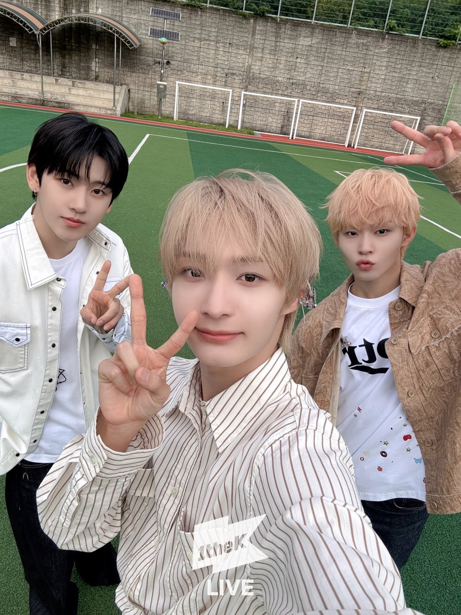 1theK's tweet photo. 비 오는 날🌧 마음 한 켠 햇살☀️
#킥플립 셀카보면 기분까지 환해져 ʕ•ᴥ•ʔっ♡
#야외녹음실 #KickFlip #처음_불러보는_노래 #My_First_Flip @kickflip_jype

#Beyond_the_Studio 👉 https://t.co/8LUammzWxa https://t.co/nJZqRnADoD