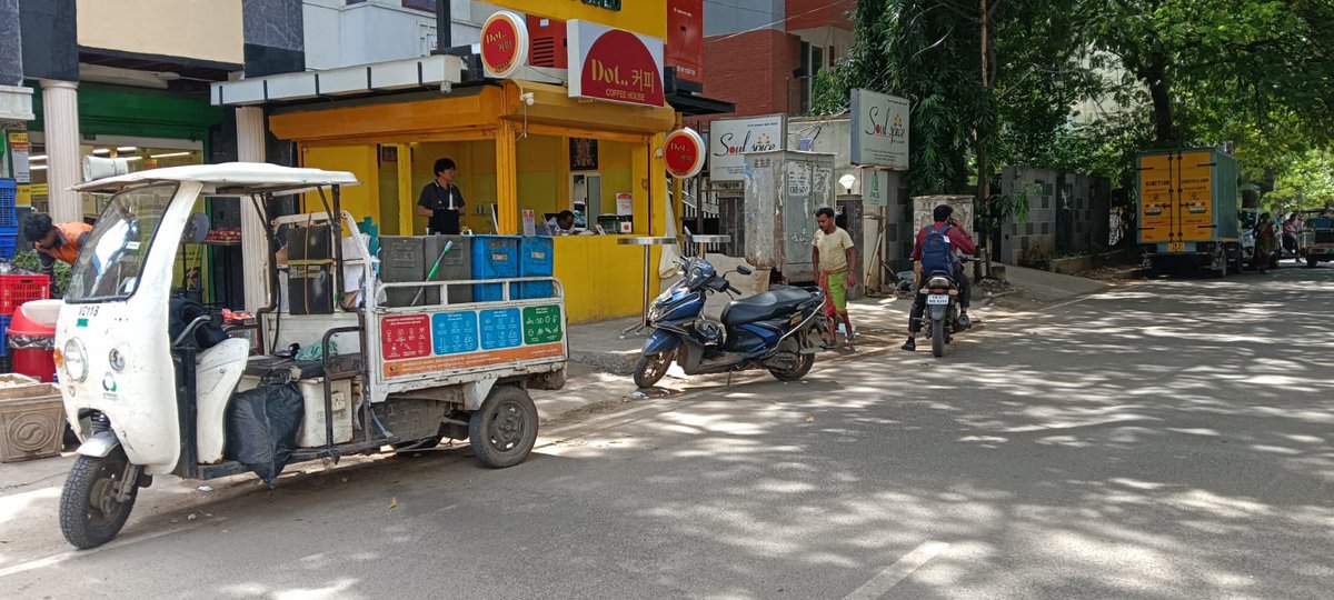 jsamdaniel's tweet image. The electricity Dept has illegally shifted this electricity distribution box to the pedestrian walk so this store cud encroach the entire stretch, endangering  pedestrians @ 21,CIT Colony I Main Road, Mylapore,Chenna. Stop this @TANGEDCO_Offcl @GCC @chennaipolice_ @tnpoliceoffl