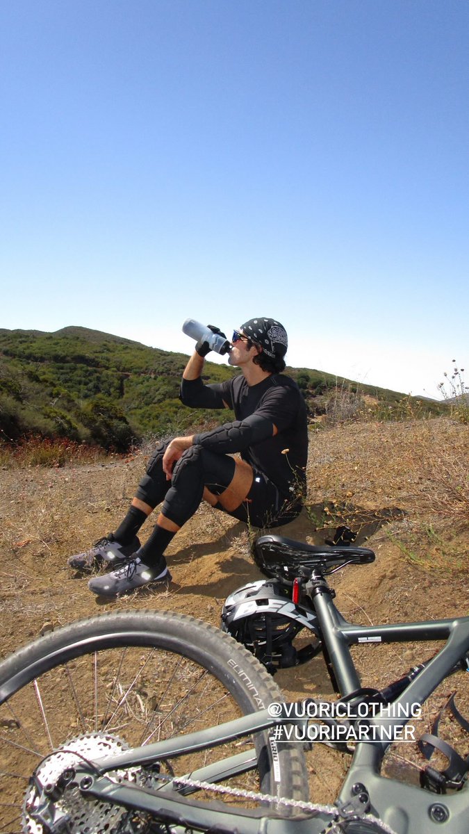 아니 옆선이 진짜 ㅈㄴ 예쁨
정면도존나잘생긴남자가옆선도이러면좀존나너무하긴함