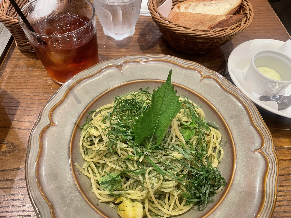夕方から万博だけどその前にちょっと寄り道、メガネを作りに来た！
全然度が合わなくなって数年、、夜だけだから我慢してたけど限界🥹
👓出来上がりを待ってる間にパスタランチ✨