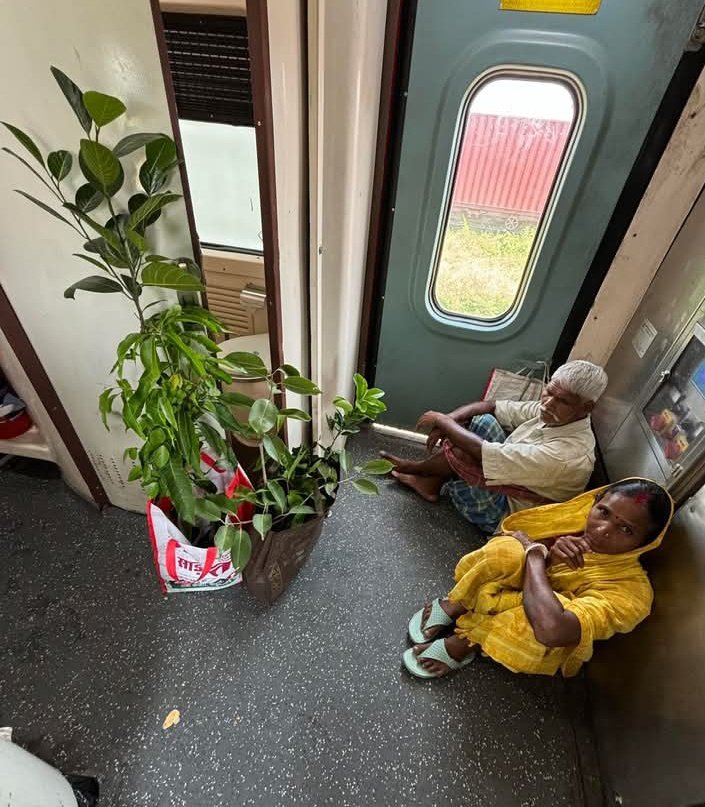 कभी ऐसे भी दिल जीत के देखो:–

गलती से किसी के मां बाप फर्स्ट AC  में घुस गए और डरने लगे।।

टीटी साहब ने मां की आंखों में देखा जो नमी से भरी थी और डरी हुई थी...

पर टीटी ने कुछ नहीं बोला,

डरो मत मां ,आप मेरी भी मां हो गलती सबसे होती है ...कोई बात नहीं

TT ने इस बात से दिल जीत