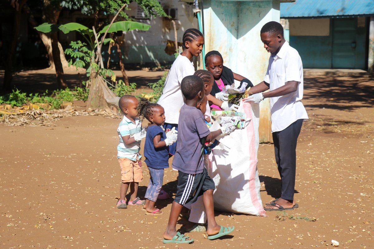 elimu_projects's tweet image. As part of the #ElimuFamiliaStawi program, learners explored the CBC theme of caring for the environment. Through interactive sessions, they learned about waste management, tree planting & everyday actions that make them champions of sustainability. #EFS #Lifelonglearning