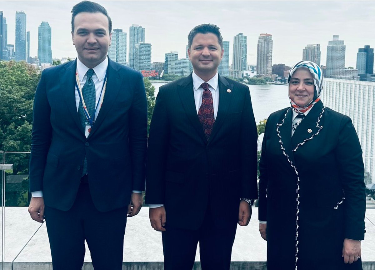 AKP Gençlik ve Kadın Kolları Başkanı'nın New York’ta ne işi var? Kimin uçağıyla gittiler, masraflarını kim ödedi? AKP Gençlik Kolları Başkanı'nın (soldaki) boynunda neden "Cumhurbaşkanlığı" tarafından verilen bir yaka kartı var? #PartiDevletindeBugün