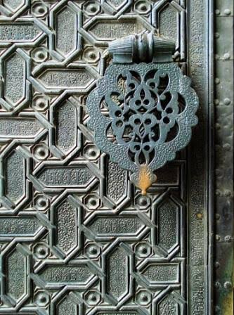 ElCiceroneSVQ's tweet photo. El aldabón de la Puerta del Perdón, en el Patio de los Naranjos

El aldabón que adorna la Puerta del Perdón, en el Patio de los Naranjos de la Catedral de Sevilla, ha estado rodeado de tradición popular durante siglos. Una antigua creencia afirmaba que tocarlo https://t.co/e7MciP5kKj