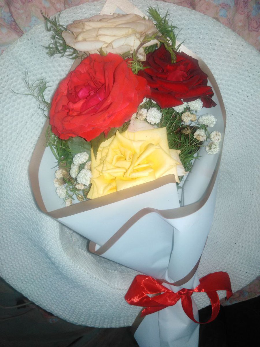 ZhraaAlrby2000's tweet image. ليهنَكَ العُمرَ حُبٌّ ها مَفاتِحُهُ
ناءت بِقَومٍ عظيمي الشأنِ حامِيهِ

أسلمتُ أمري لعقلي قَبلُ قانعةً
والآنَ قلبي دليلي لا أُماريه

حبٌ تخيّرتُهُ، ما الجبرُ مُعتَقدي
يا خيرةَ الله حُلِّي في مغانِيهِ
🥹🫶🩷🌸🥰