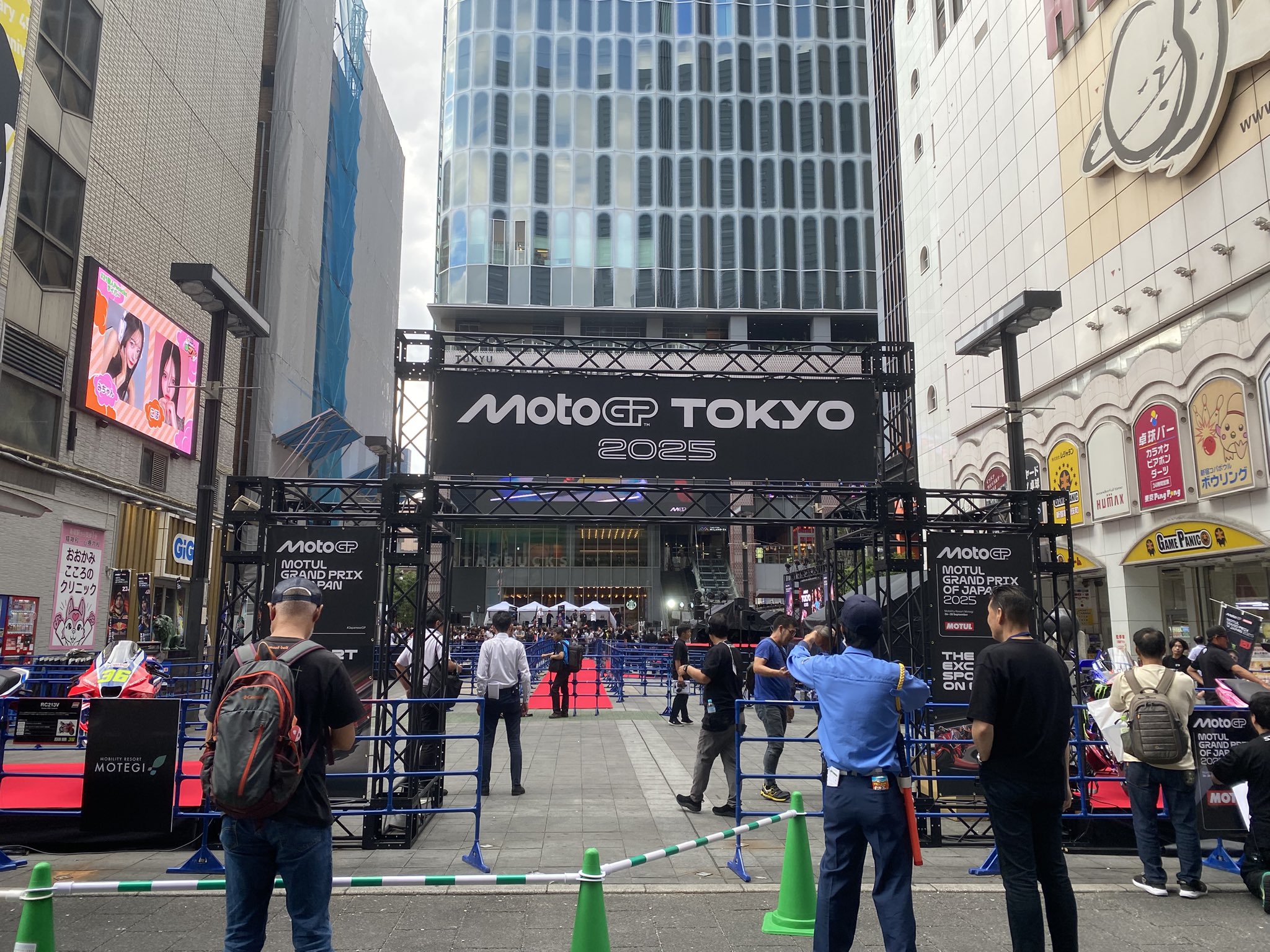 ぴのこ♡ 屋上ブランコ。 . camera : sony α7c lens : 14mm f2.8 samyang