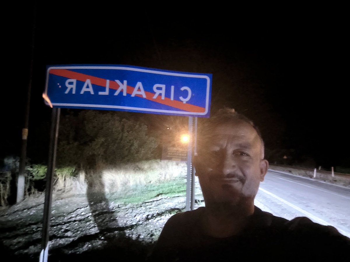 Yolumuzun üstü diye uğramadık,
Mekanın sahibiyiz.

Haklının Yanında Olun
#StajyerÇırağaZulmetmeyin