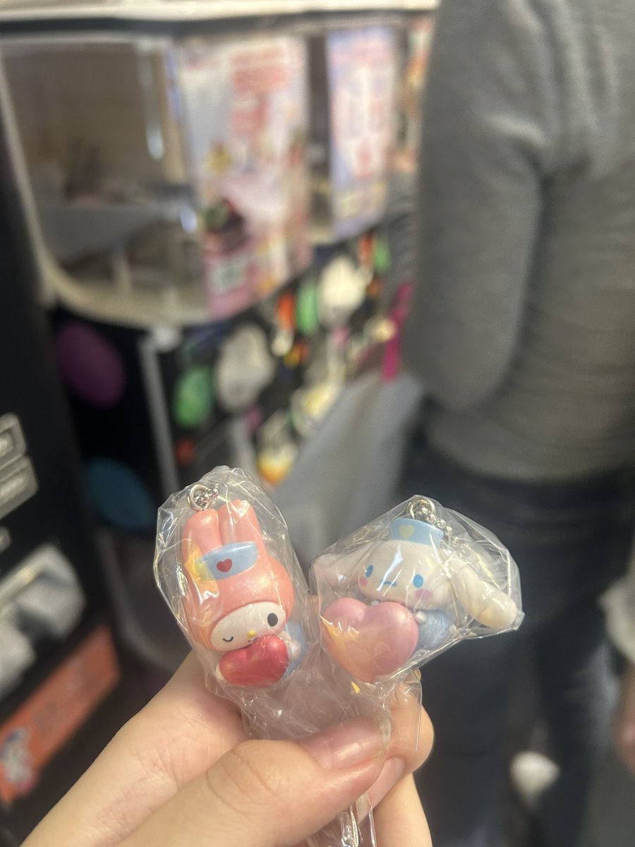 1個目のキティちゃんどこにもないしヤケクソで違うやつのキティちゃん欲しいから回したら2回とも違ったのでかえります