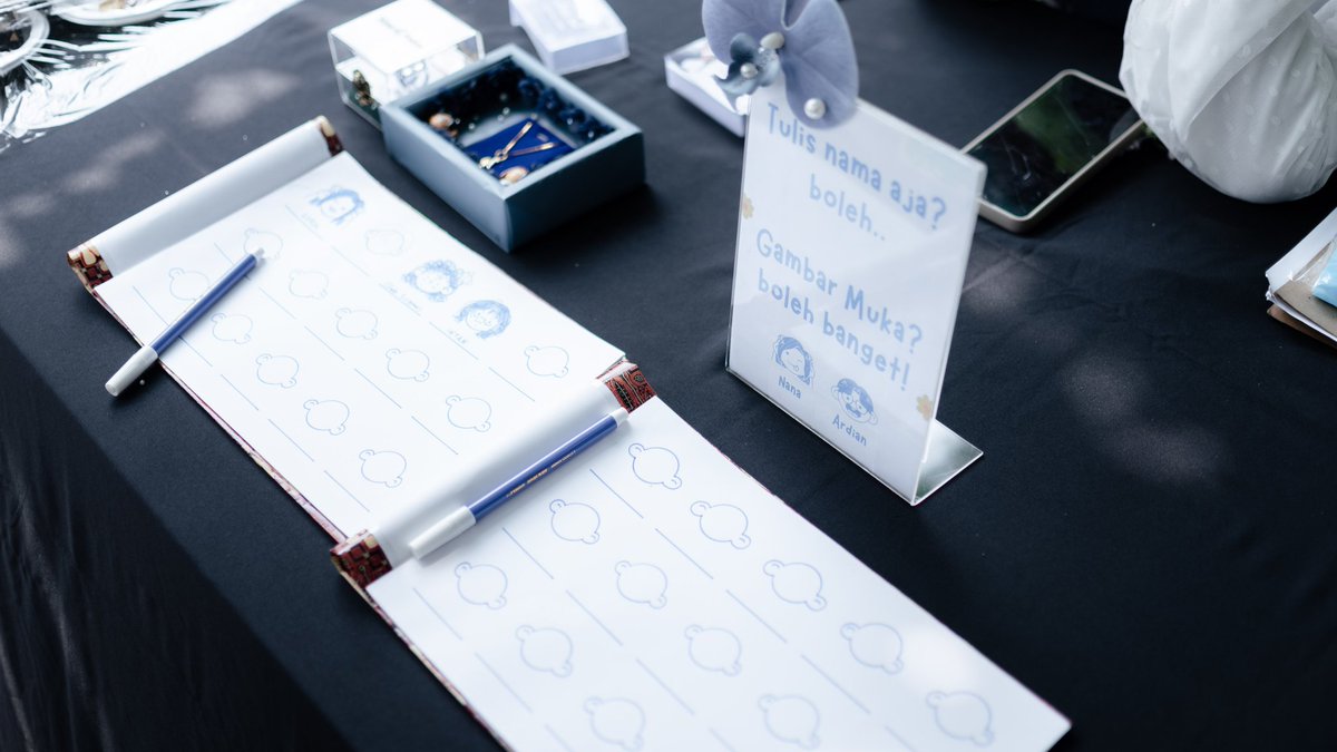 alasan aku menghilang setahun. aku menika ges😭🫶🏻
satu tahun kerasa mepet banget ternyata buat nyiapin wedding sampe bikin aku skip ngidol2an dan ngefanart uweee.. aku ga pake WO jadi serba urus sendiriii.. but we did it!