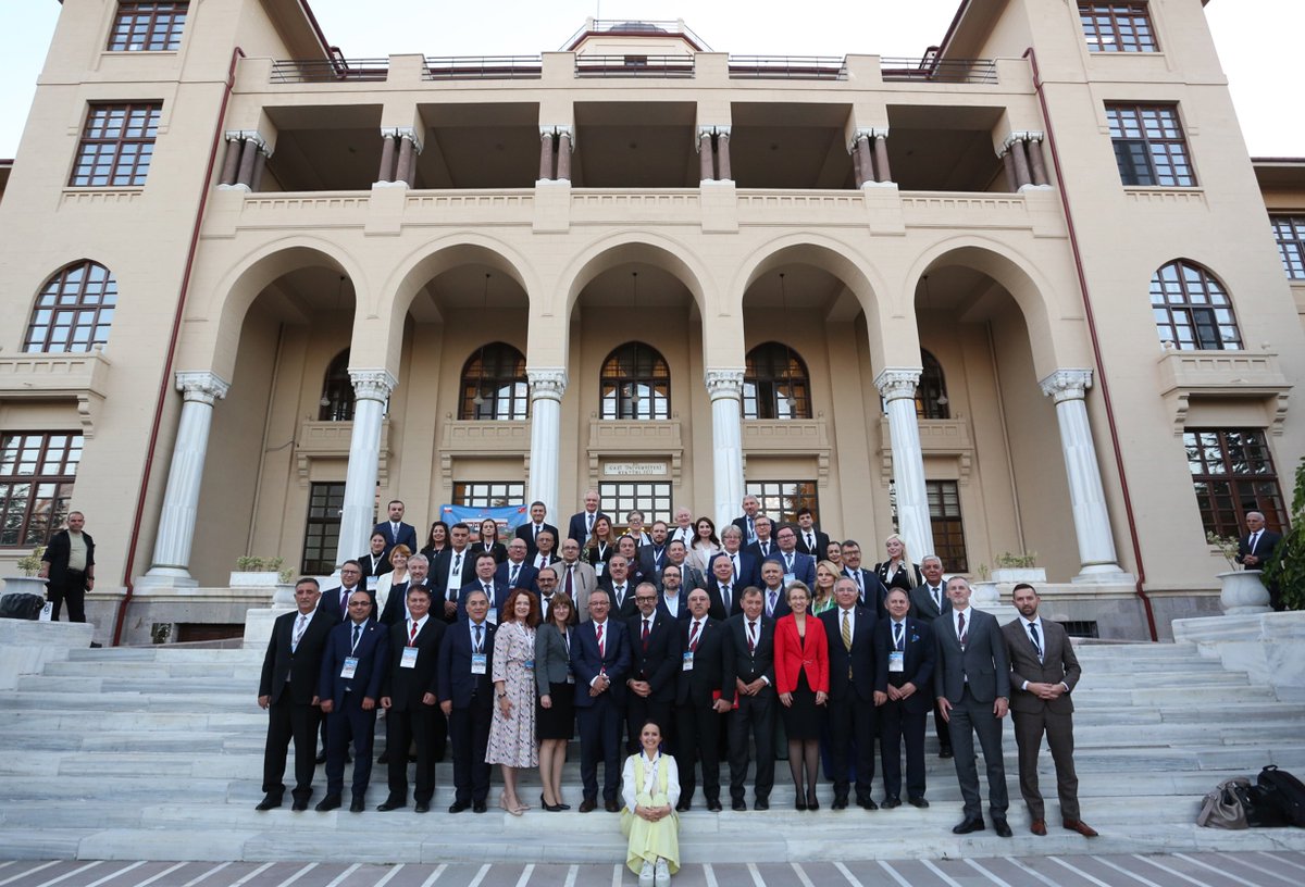 NAWAPoland's tweet photo. 🌐 Forum Rektorów Turcji i Polski – perspektywy współpracy naukowej i edukacyjnej 🇵🇱🤝🇹🇷

Pierwsze w historii I Forum Rektorów Turcji i Polski zgromadziło rektorów, przedstawicieli uczelni i ekspertów z obu krajów, a także przedstawicieli rządów i organizacji akademickich, w tym Ministra Nauki i Szkolnictwa Wyższego, dra inż. Marcina Kulaska 🇵🇱.

Spotkanie odbyło się w Gazi University i miało na celu wzmocnienie więzi akademickich, wymianę doświadczeń oraz podpisanie porozumień o współpracy.

🌍 22 września, podczas sesji plenarnej, dyskutowano o możliwościach umiędzynarodowienia polskich uczelni, priorytetowych obszarach badań i współpracy z przemysłem oraz inicjatywach wspierających edukację STEM w Polsce i Turcji 💡📚. W wydarzeniu uczestniczyli rektorzy, przedstawiciele uczelni i eksperci z obu krajów.

Dr Wojciech Karczewski, Dyrektor NAWA, przedstawił możliwości finansowania wspólnych projektów edukacyjnych i badawczych, podkreślając znaczenie realnej współpracy akademickiej dla rozwoju nauki i mobilności studentów 🌟.

🚀 Spotkanie zakończyło się podpisaniem pierwszych porozumień między uczelniami Polski i Turcji. Już nie możemy się doczekać pierwszych efektów tej współpracy!

📸 Niektóre zdjęcia użyte w poście pochodzą z archiwum Gazi University.
