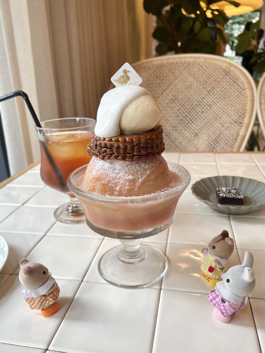 kitaura_5's tweet image. ギリギリで食べられた丸ごと桃のパイ🍑
ジューシーでサクサクで美味しかったです
柄が可愛いチョコレートも美味しかったです！

#シルバニアファミリー
#teal