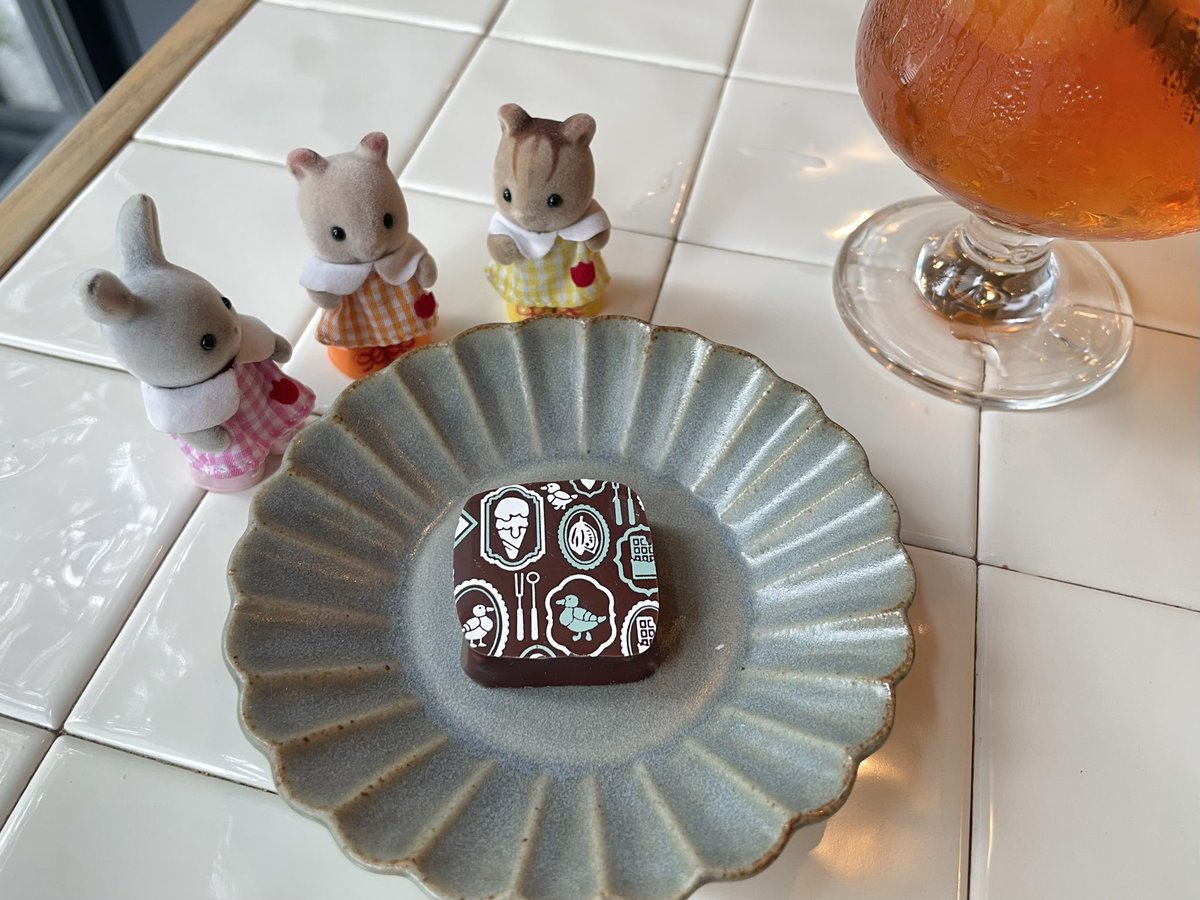 kitaura_5's tweet image. ギリギリで食べられた丸ごと桃のパイ🍑
ジューシーでサクサクで美味しかったです
柄が可愛いチョコレートも美味しかったです！

#シルバニアファミリー
#teal