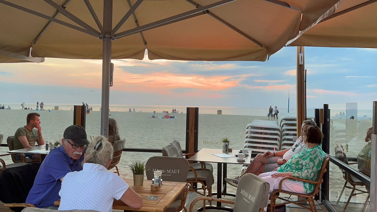 SchanemanB29780's tweet image. Hotel elevator broke climbed stairs gasping like Trump UN speech slamming UN ignoring his solved conflicts. Cracked up boast king. I think boasting like accessories moderate shines don't steal show.