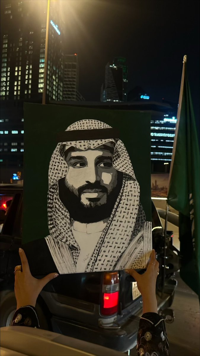 llrn_89's tweet photo. من زوايا مختلفة و أماكن مختلفة..

لوحتي لسمو سيدي ولي العهد الأمير محمد بن سلمان 💚🇸🇦 
فخورة إنها كانت جزء من أحتفالات و أجواء اليوم الوطني ✨

#اليوم_الوطني_السعودي_95 #محمد_بن_سلمان https://t.co/2wD8p5zKXT