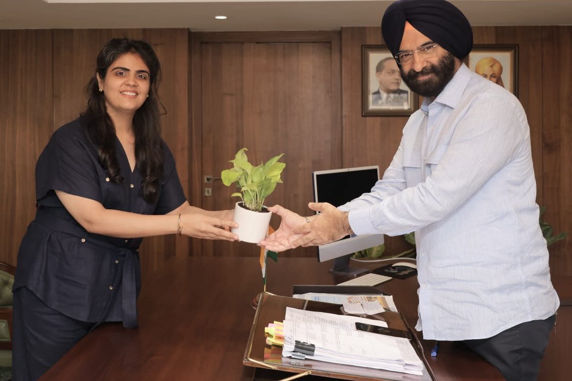 supriasuri's tweet photo. A pleasure meeting @mssirsa , Hon’ble Minister of Environment &amp; industries. 
Grateful for his time as we work towards shaping Delhi as a hub for the Creative &amp; a Green Economy. Coming together for a common cause Building Creative Bharat. @CEF_india #cef #creativeeconomyforum https://t.co/o7gUZm36oN