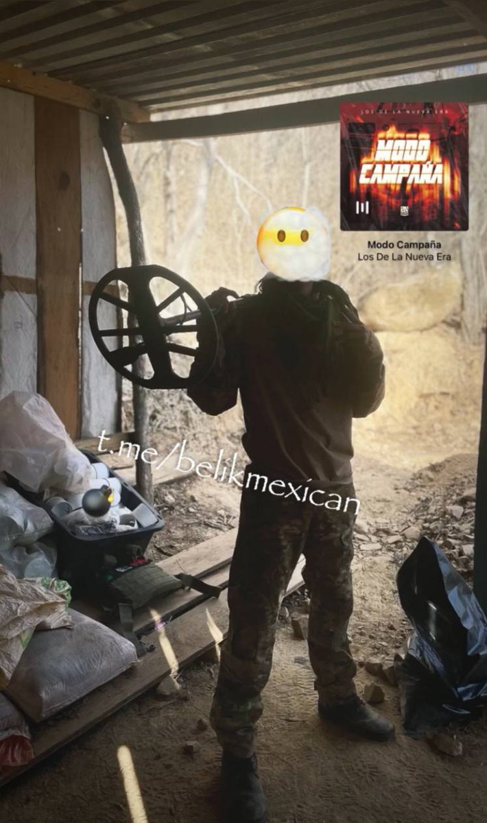 PopularFront_'s tweet photo. 🇲🇽 #Mexico: Footage shows CJNG 'explosives teams' locating buried mines on dirt roads near Apatzingán and the Michoacán – Jalisco border using metal detectors. 

Reports mention that their limited training has led to a lot of casualties while handling explosives.

(via @belikmexican)