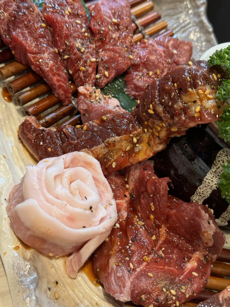 tqlik54747794's tweet image. 生肉は皿で赤みを帯び、焼き網の肉は焦げ目が浮かび、箸で挟む際、橙色の調味料が熱々の表面にそっと乗る。