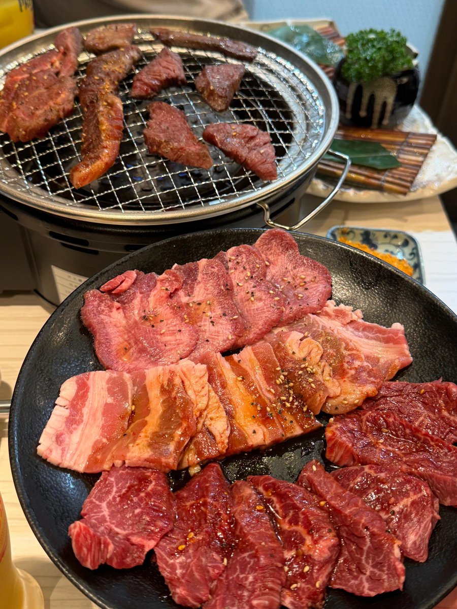 tqlik54747794's tweet image. 生肉は皿で赤みを帯び、焼き網の肉は焦げ目が浮かび、箸で挟む際、橙色の調味料が熱々の表面にそっと乗る。
