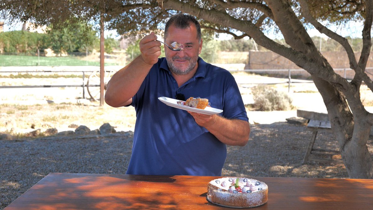 MiquelCalent's tweet image. Avui a #FrediCalentIB3 encetam nova temporada!!!
Pa de patata amb còctel de peix, magret d&apos;ànnera amb paella de quinoa, arròs de marisc peruà, lasanya en dues versions, tumbet de peix, tortada d’ametla i fruites vermelles…🍎🥯🍳🍔🐟🥩🍲🧁🍪👨‍🍳🎊🎉