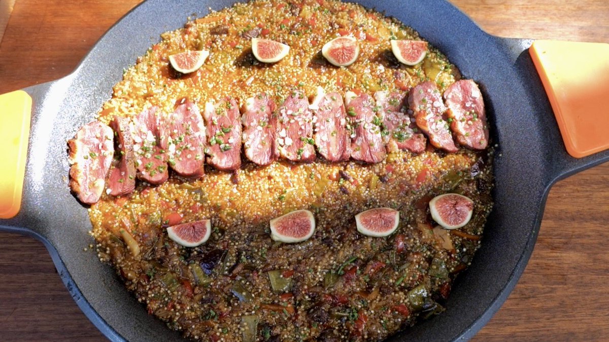 MiquelCalent's tweet image. Avui a #FrediCalentIB3 encetam nova temporada!!!
Pa de patata amb còctel de peix, magret d&apos;ànnera amb paella de quinoa, arròs de marisc peruà, lasanya en dues versions, tumbet de peix, tortada d’ametla i fruites vermelles…🍎🥯🍳🍔🐟🥩🍲🧁🍪👨‍🍳🎊🎉