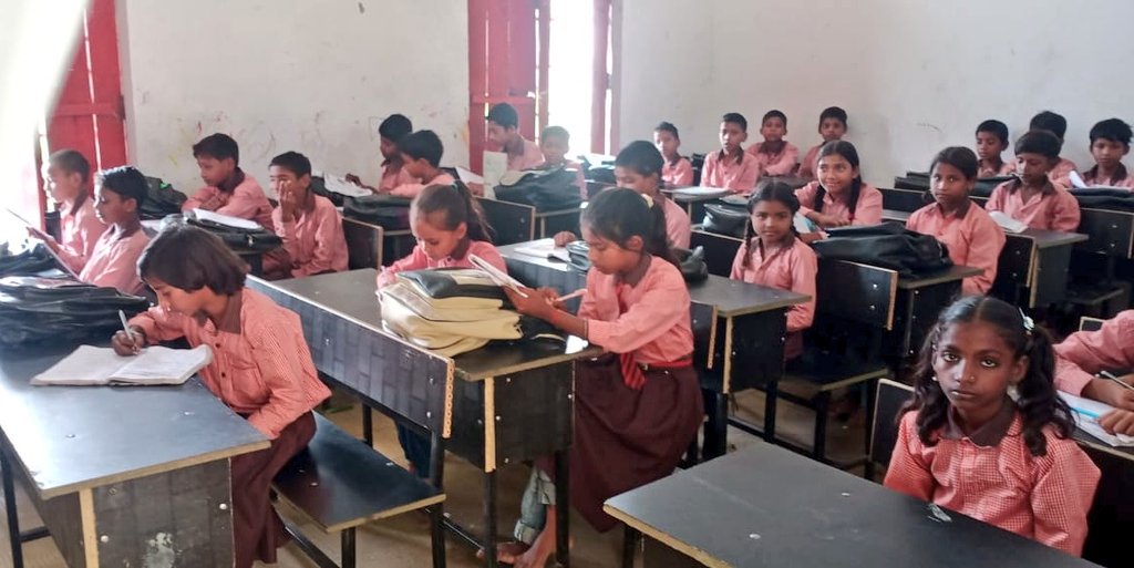 कम्पोजिट विद्यालय अजईपुर कोदइला के औचक निरीक्षण के दौरान शिक्षकों को गुणवत्तापूर्ण शिक्षा हेतु आवश्यक दिशा-निर्देश दिए गए। आंगनबाड़ी में महिलाओं से संवाद कर उन्हें पोषण, टीकाकरण व अन्य योजनाओं/सुविधाओं की जानकारी देकर जागरूक किया गया।<a href="/InfoDeptUP/">Information and Public Relations Department, UP</a> <a href="/basicshiksha_up/">Department Of Basic Education Uttar Pradesh</a> <a href="/ChiefSecyUP/">S.P. Goyal, Chief Secretary, GoUP</a>